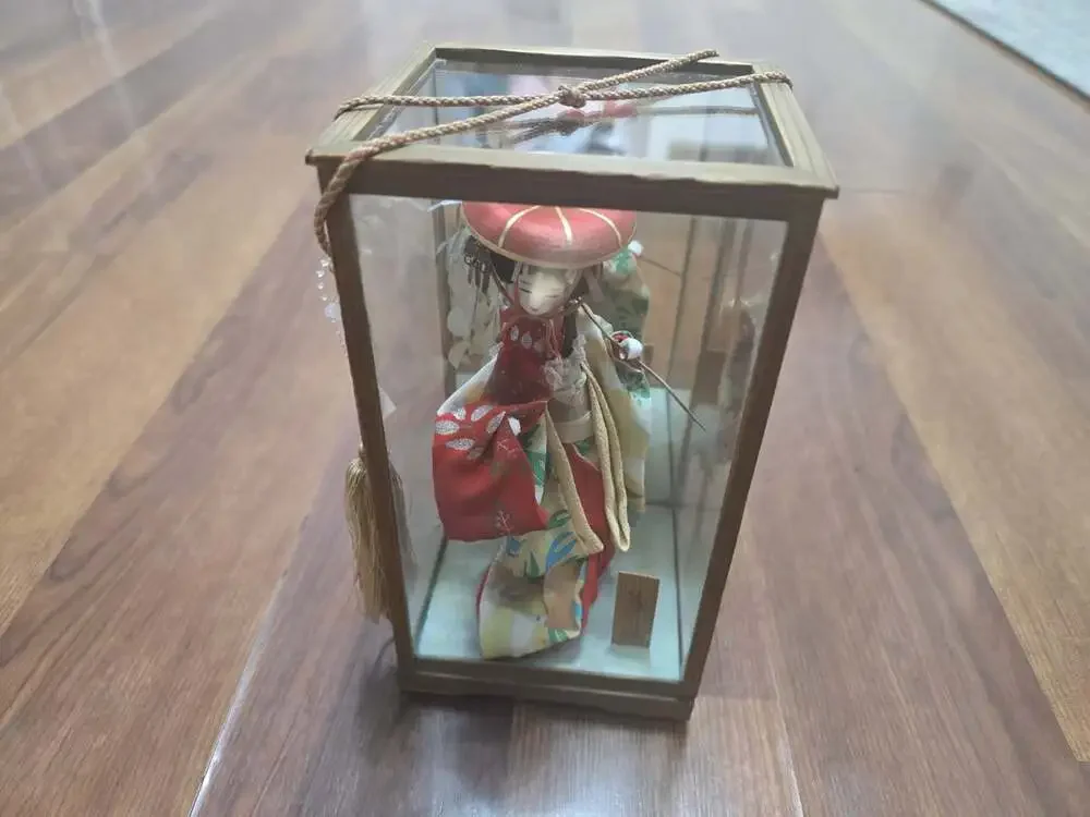 VTG Japanese Geisha Doll In Red Kimono Hat Glass Display Case Wood Base 8